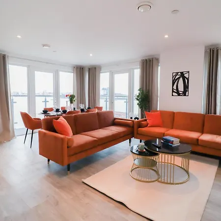 Serene 2-Bedroom Apartment By The River Londen Buitenkant foto