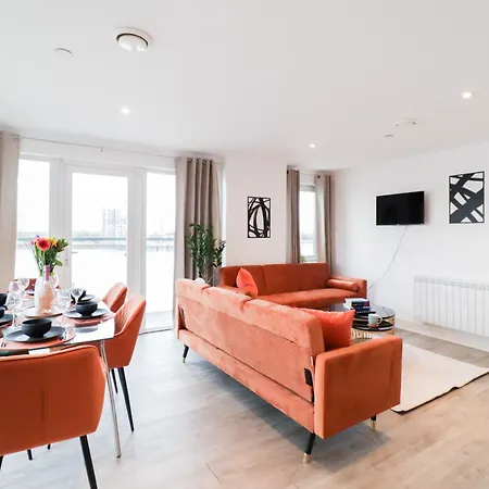 Serene 2-Bedroom Apartment By The River Londen Buitenkant foto
