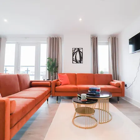 Serene 2-Bedroom Apartment By The River Londen Buitenkant foto