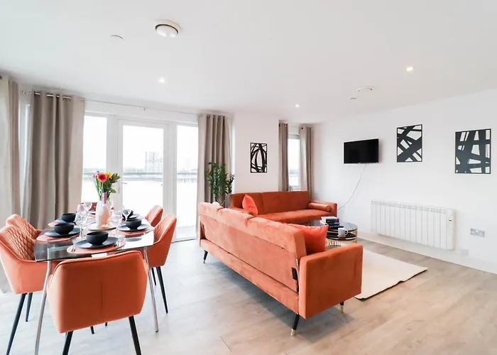 Serene 2-Bedroom Apartment By The River
