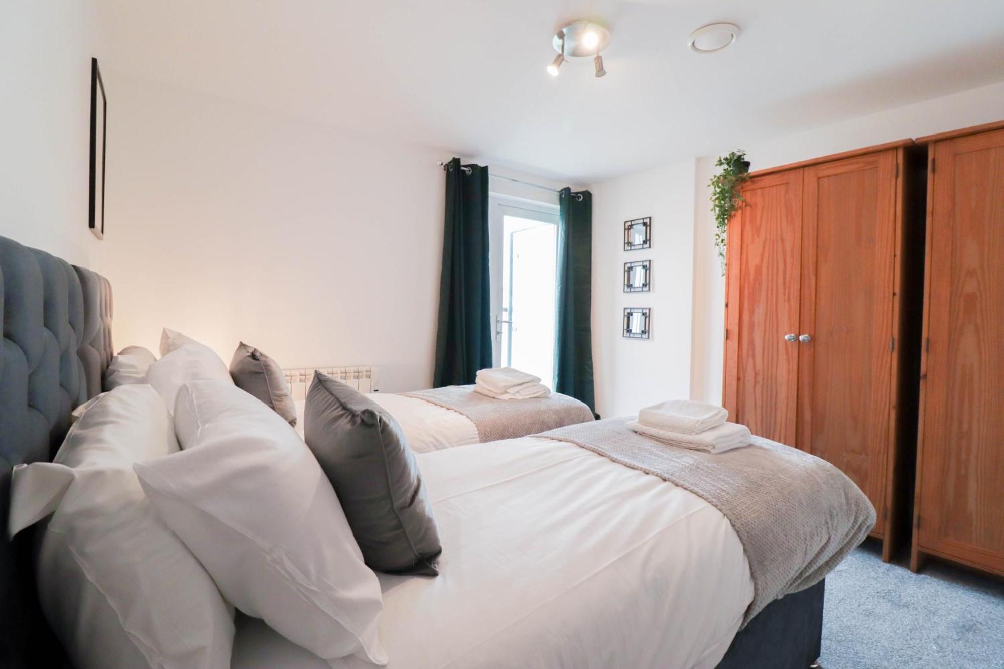 Serene 2-bedroom By The River