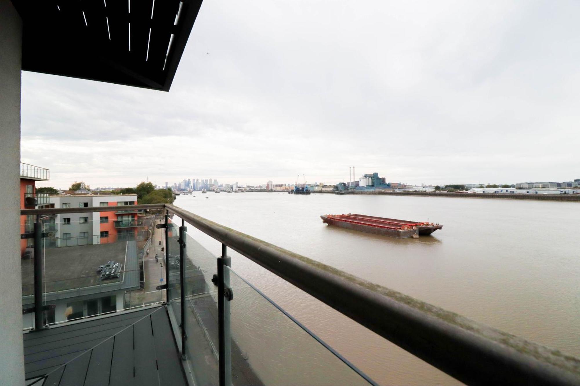 Serene 2-bedroom By The River Appartement Londen