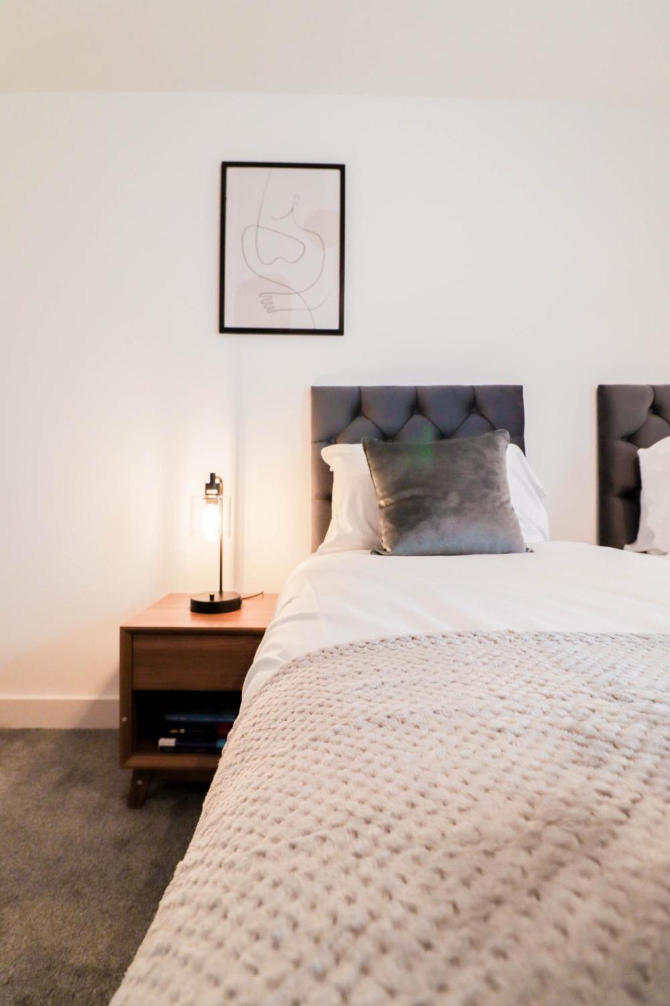 Serene 2-bedroom By The River Appartement *