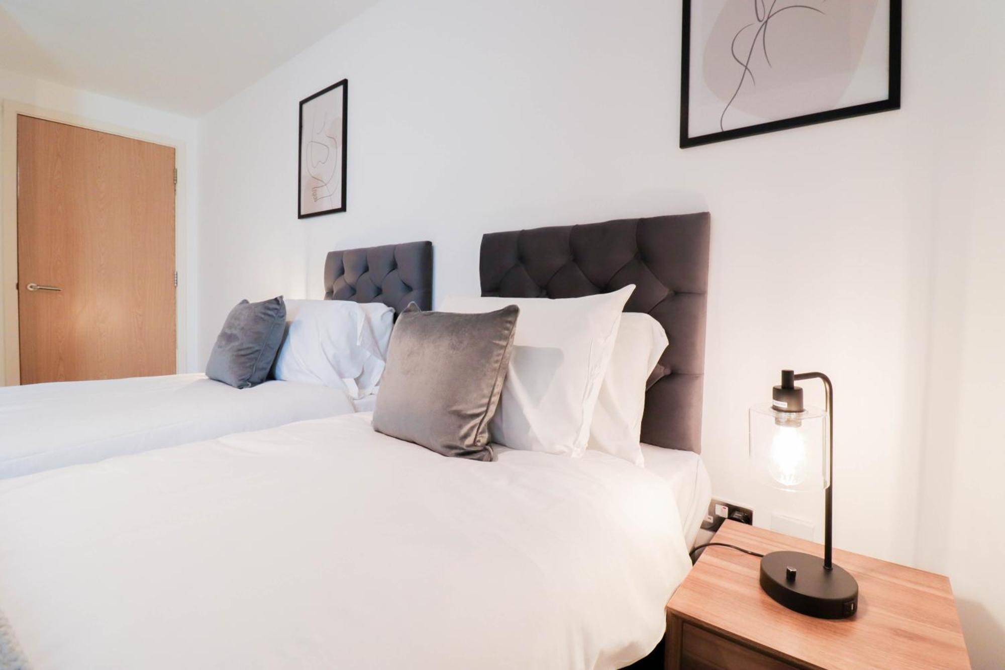 Serene 2-bedroom By The River Appartement *